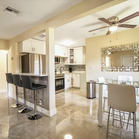 Relaxing 3 Bedroom House-Close To Beaches And Airport!